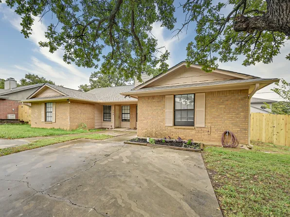 706 Woodland Ct, Kennedale, TX 76060