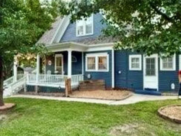 916 N Iowa Ave, York, NE 68467