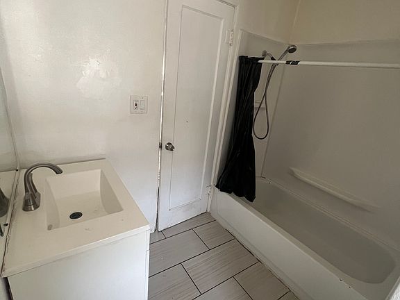 4th image of 220 Wilson Ave