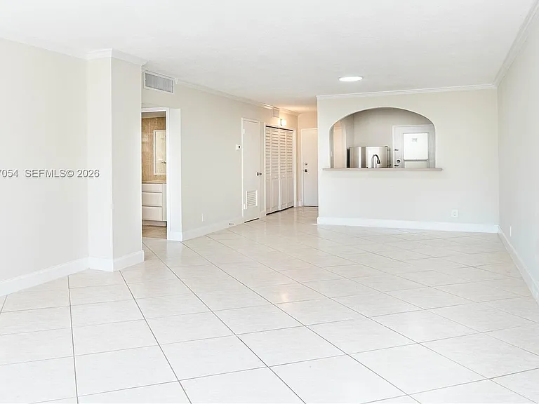 2555 NE 11th St #310 — Photo 8