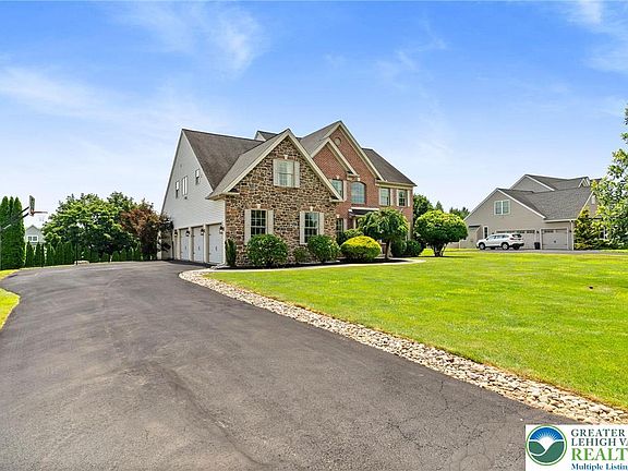 3rd image of 4490 Canterbury Dr