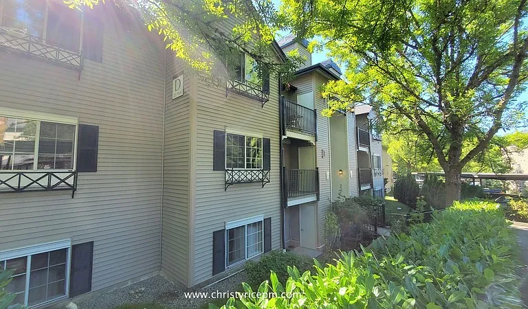 215 9th St #D201 — Photo 1