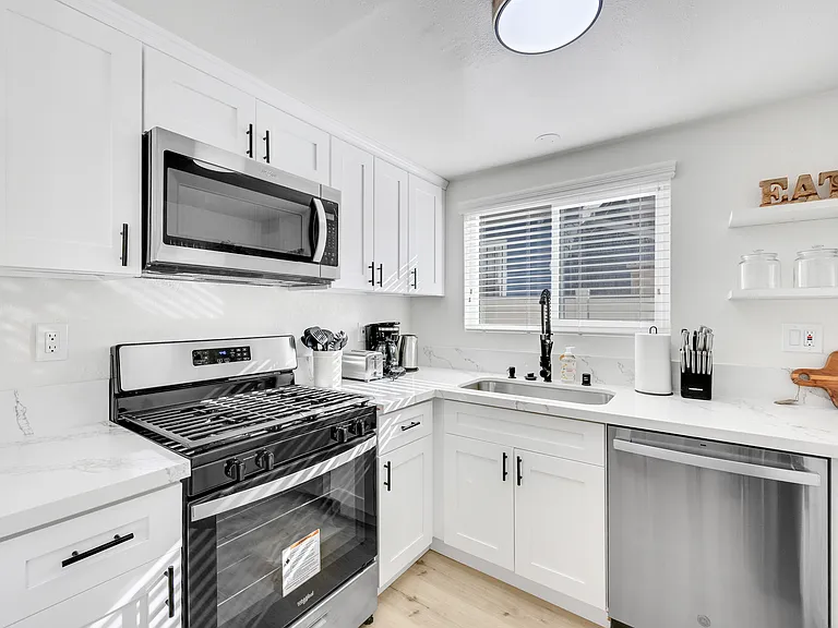 1075 Molino Ave #3 — Photo 6