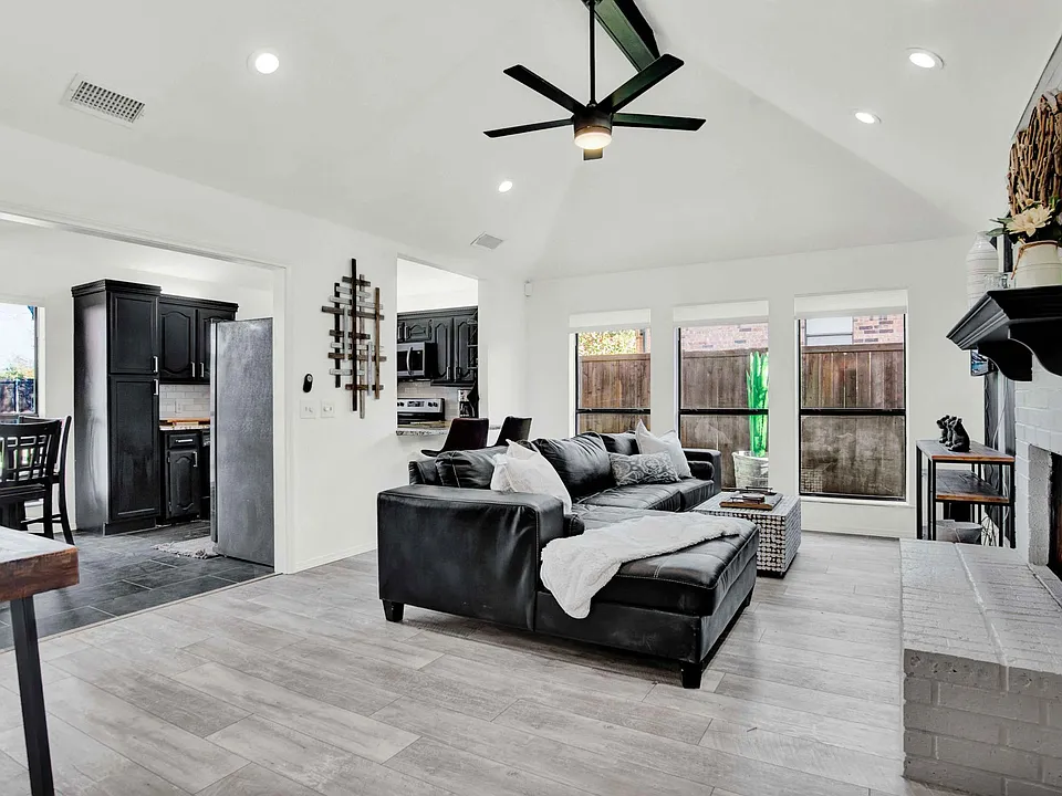 8060 Christie Dr