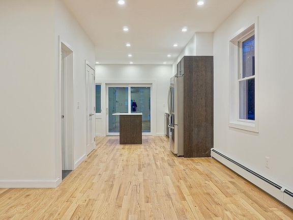 2nd image of 18 Hudson St #2