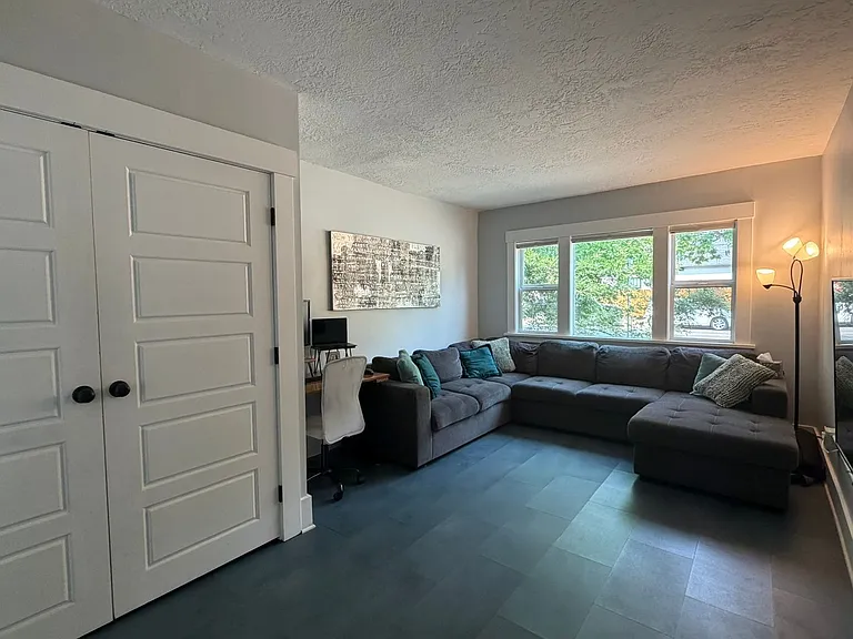 1424 W Franklin St — Photo 24