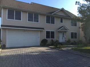 45 Holland St, Harrison, NY 10528