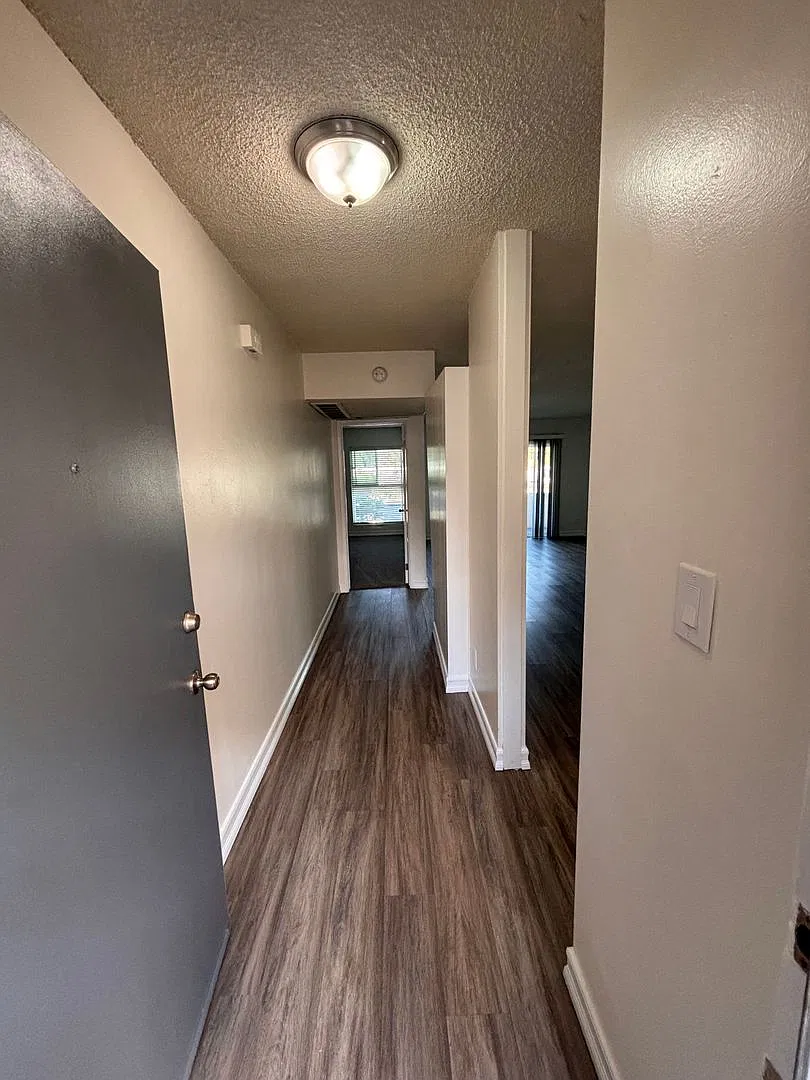 University Terrace Apartments — Photo 4