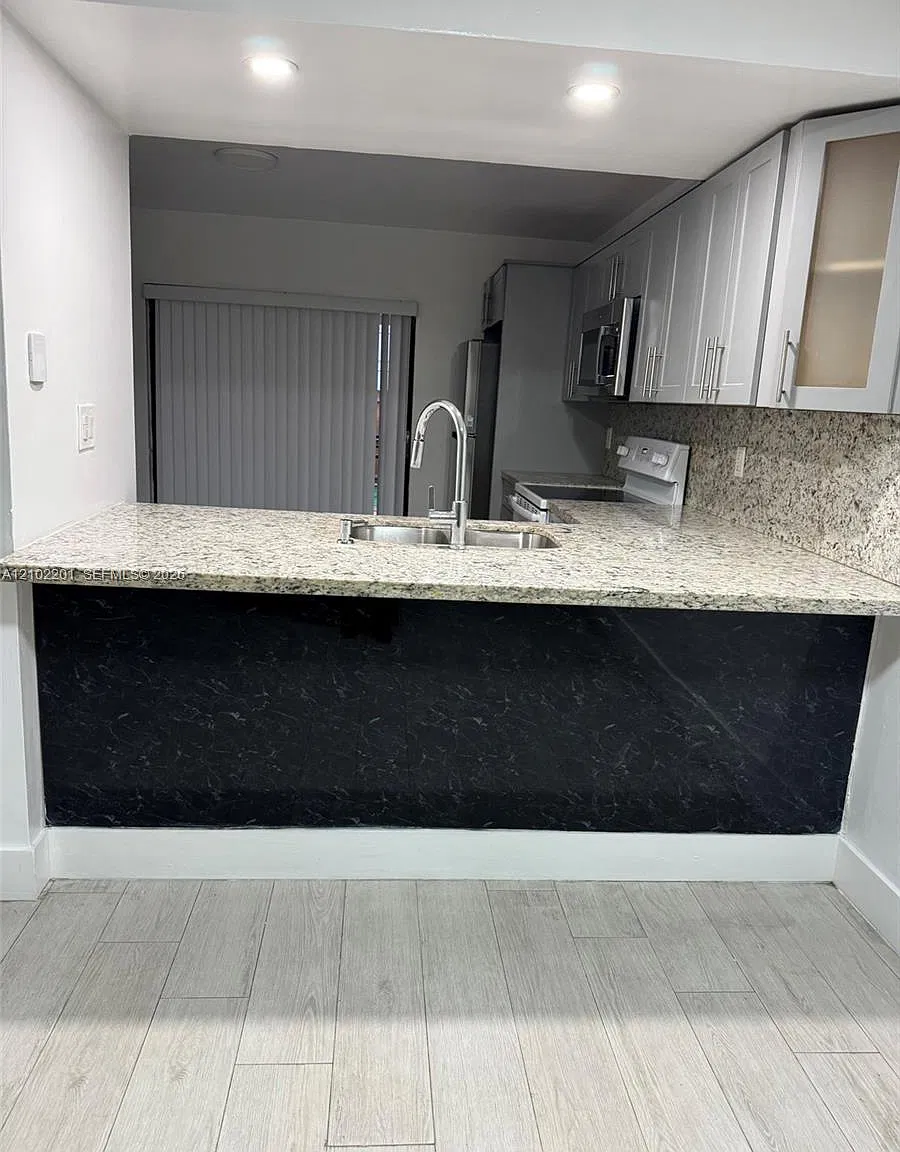 El Sevillano Townhomes Co — Photo 4