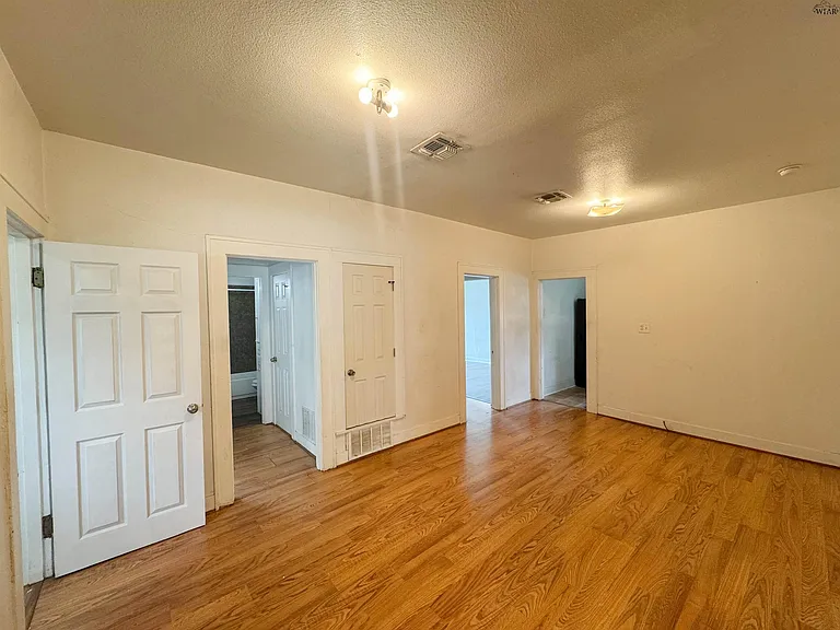 2412 Buchanan St — Photo 3