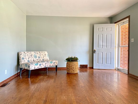 4th image of 434 James Ave