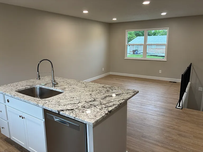 105 Tee St — Photo 4