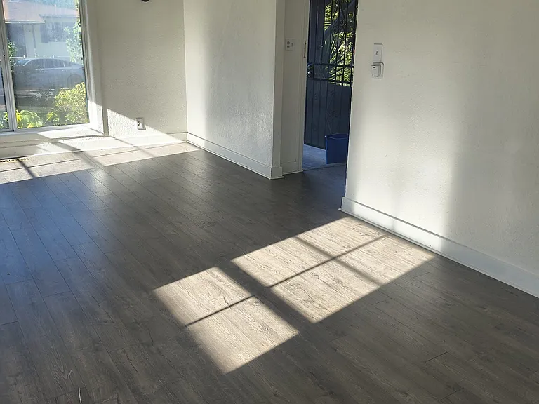 429 W 11th St — Photo 11