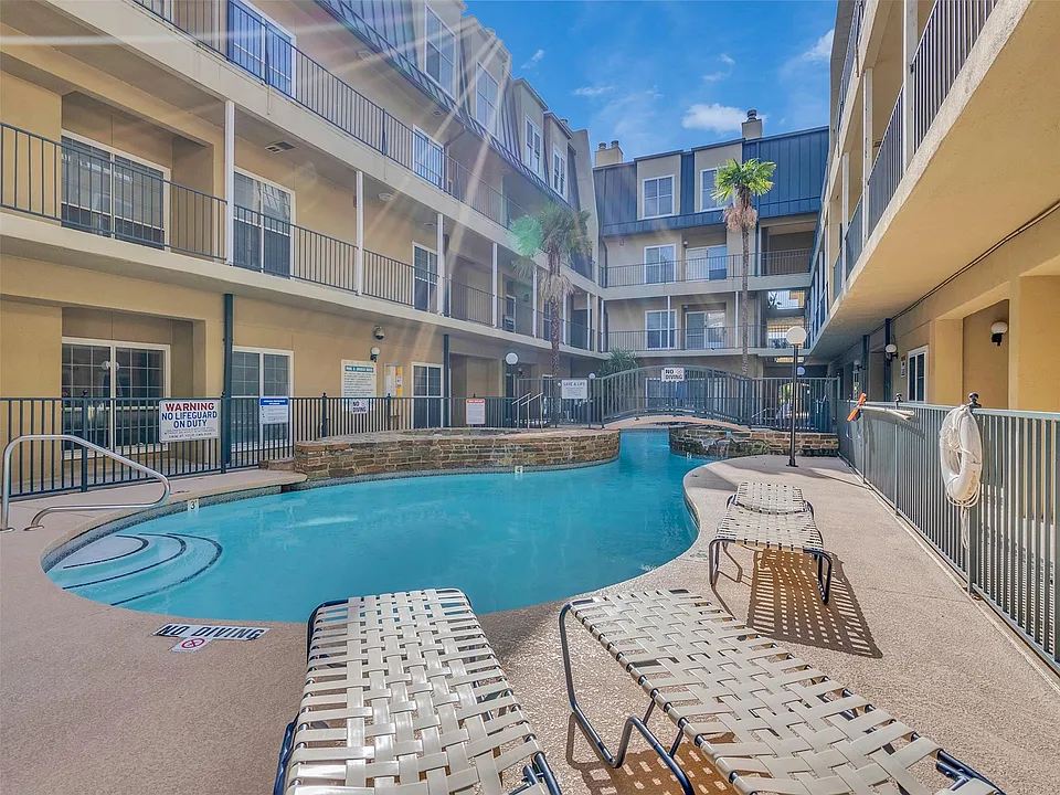 921 Marine Dr #200