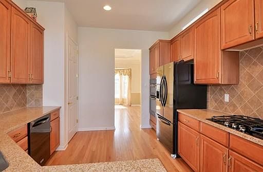 5th image of 77 Sherwood Dr