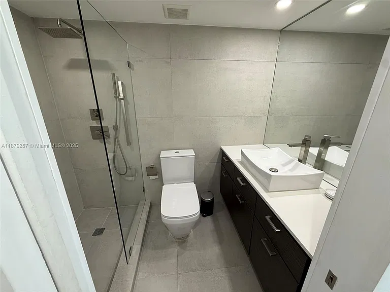 5900 Collins Ave #705 — Photo 19