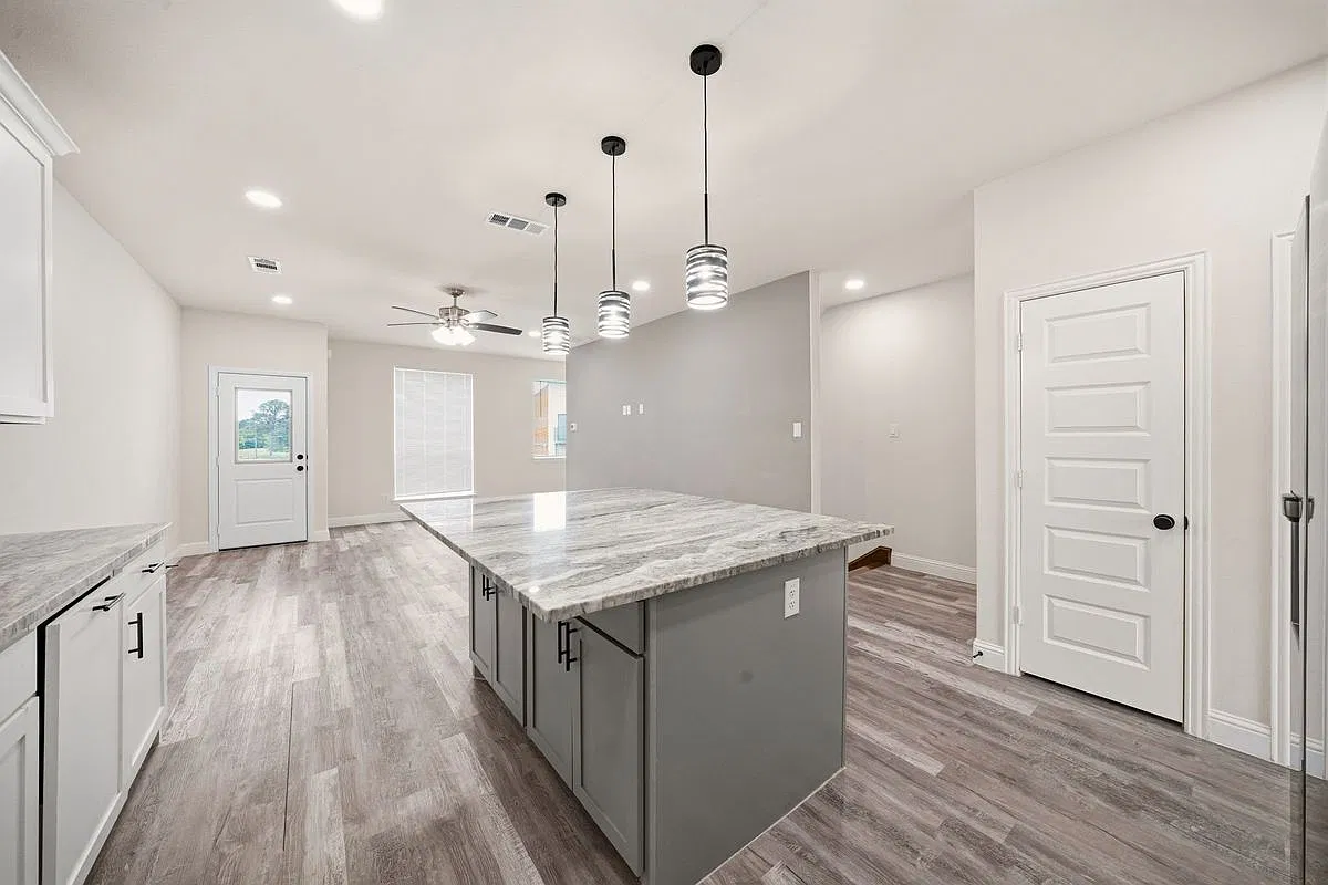 3 bed, 3.5 bath, 2240 sqft, $2,500 — Photo 4