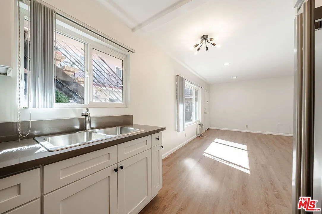 2 bed, 1.0 bath, 700 sqft, $2,099 — Photo 2