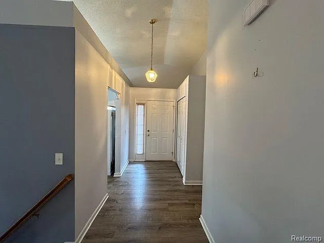 1922 Pebble Creek Dr — Photo 3