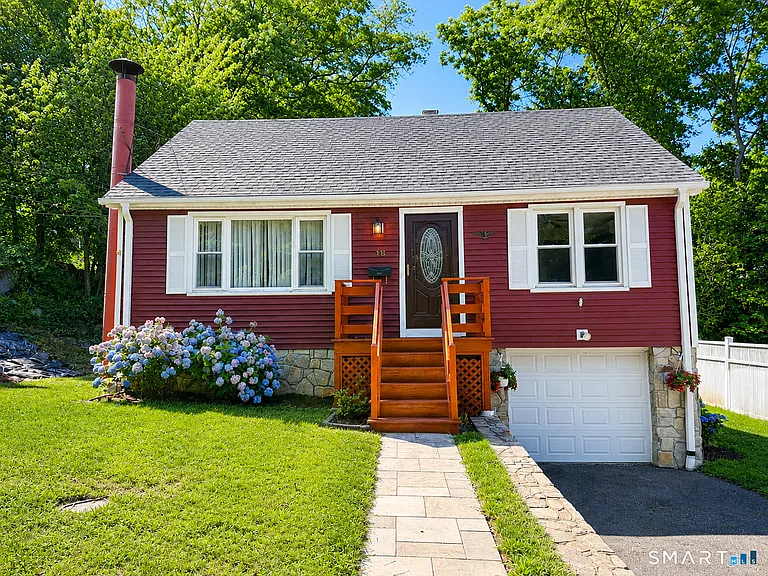 18 Dawn St — Photo 1