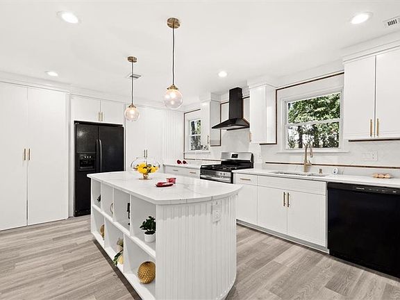 5th image of 1027 N Born Rd