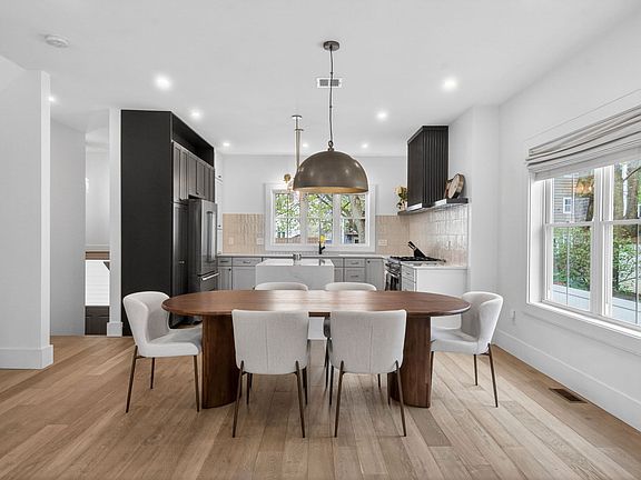 5th image of 17 Manning St #17