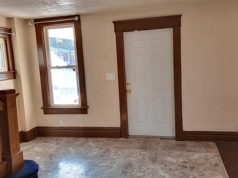 403 E Wallace Ave — Photo 9