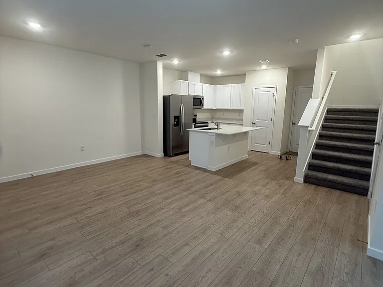 588 Preston Cove Dr — Photo 3