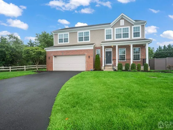 11 Pasteur Ct, East Windsor, NJ 08520