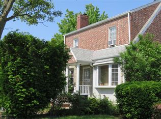 2 Kamda Blvd, New Hyde Park, NY 11040