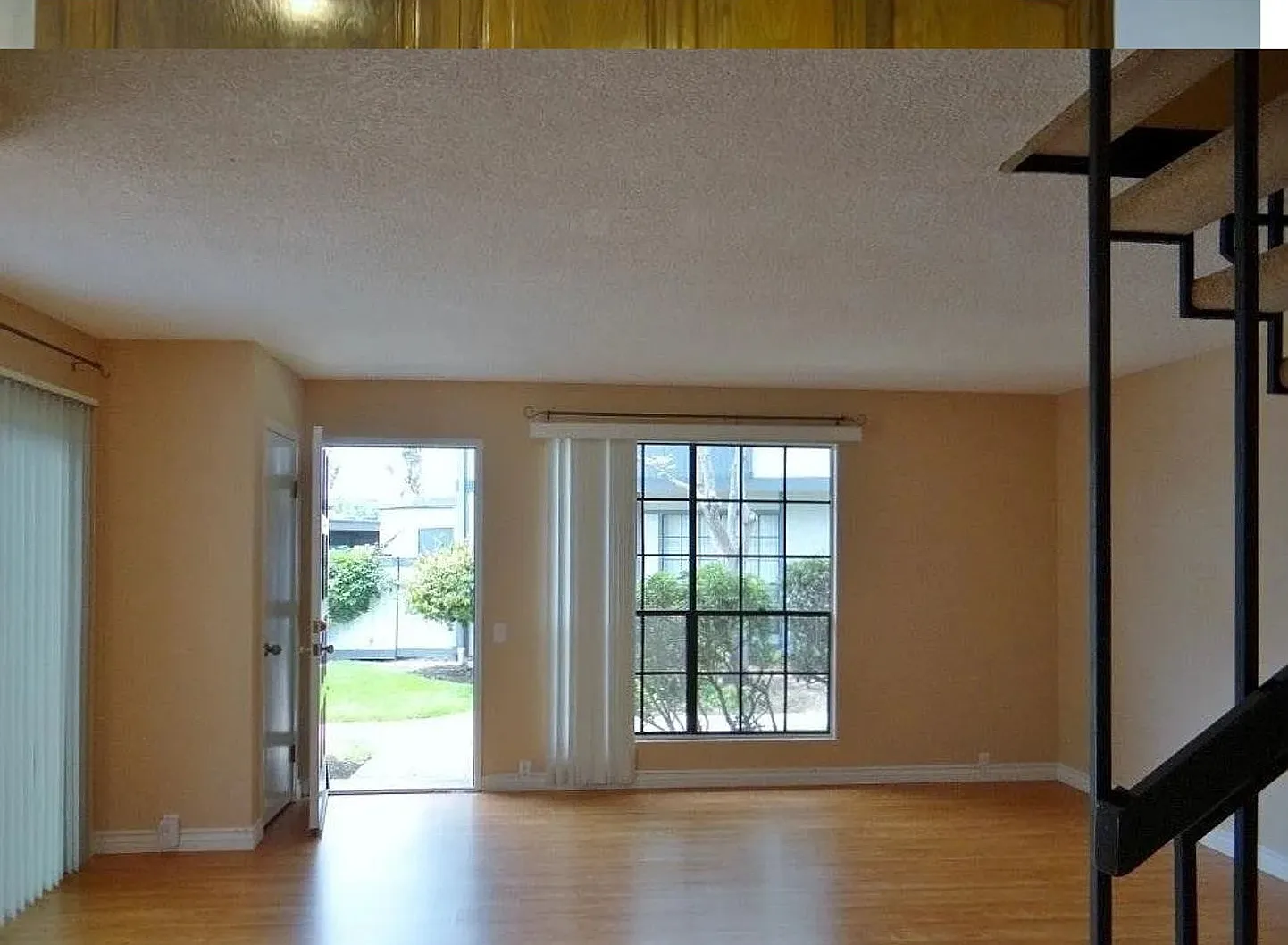 3 BR Townhouse Located on UCSD Bus Line w/ Spacious Bedrooms! — Photo 3