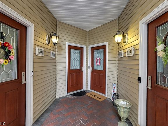 3rd image of 906 River Pl