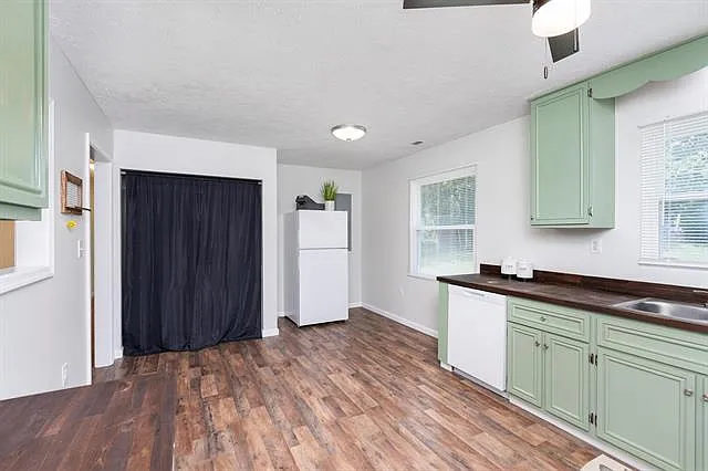 3 bed, 1.5 bath, 1041 sqft, $1,650 — Photo 4
