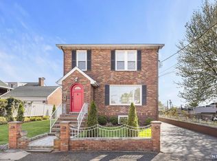 561 Monroe Pl, Ridgefield, NJ 07657