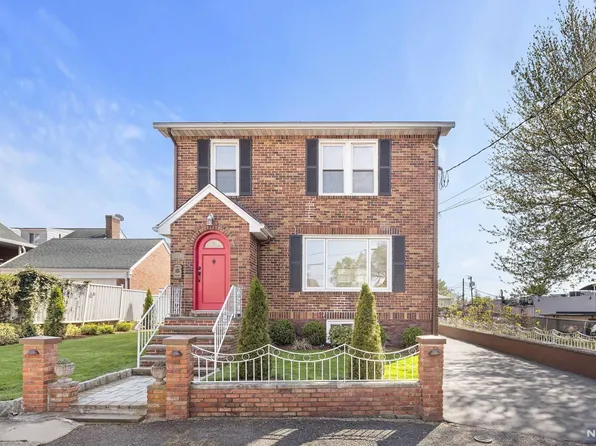 561 Monroe Pl, Ridgefield, NJ 07657