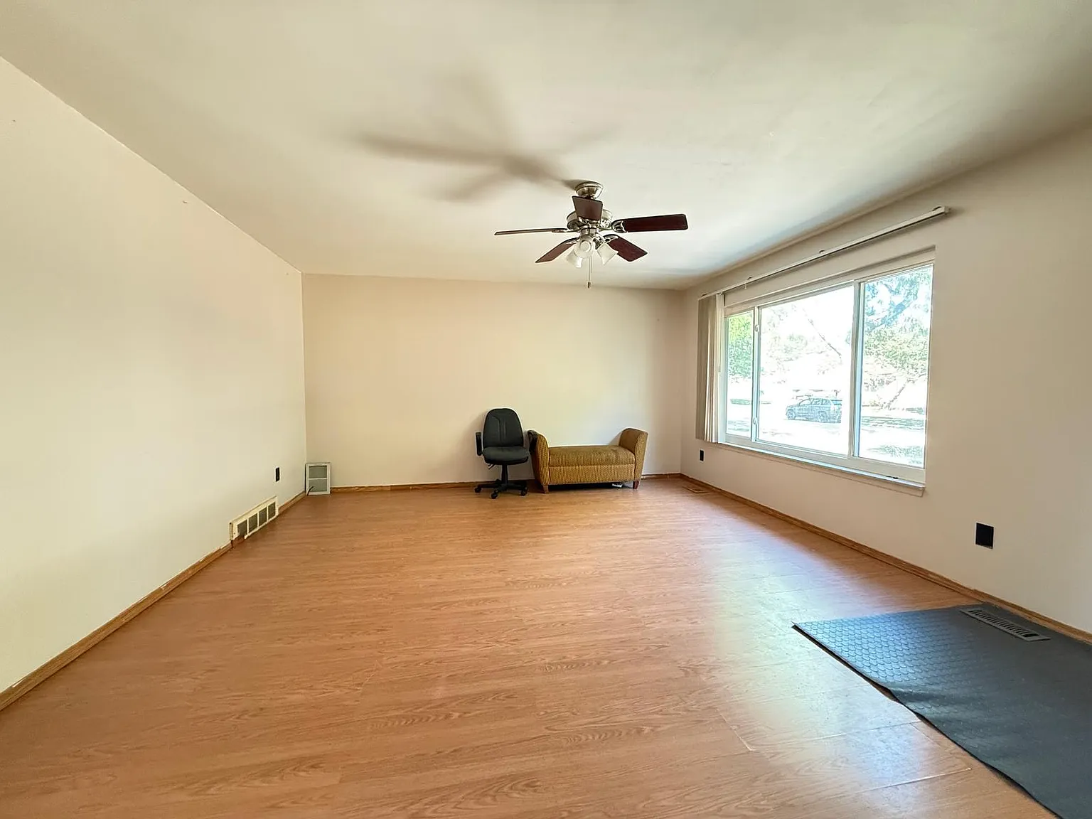 4 bed, 1.5 bath, 2017 sqft, $1,900 — Photo 3