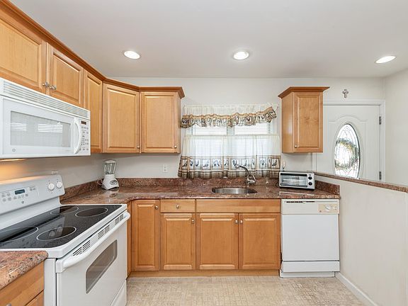5th image of 122 Sprucewood Dr