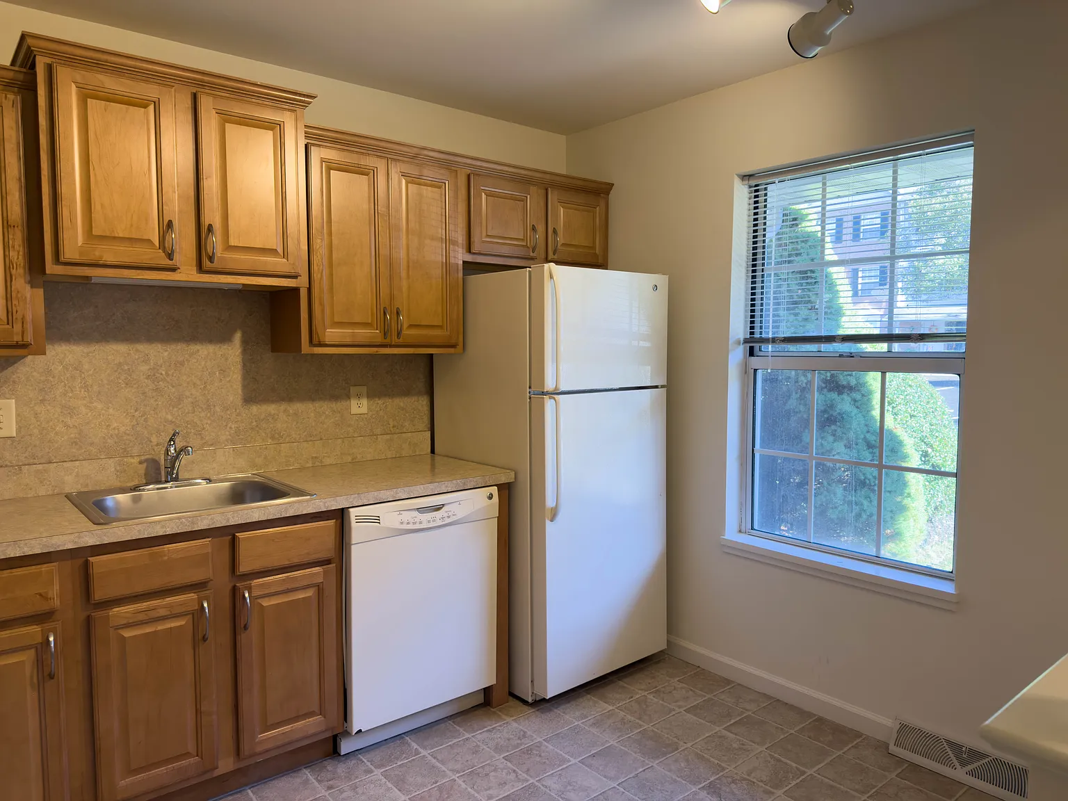 2 bed, 2.5 bath, 1500 sqft, $1,795 — Photo 3