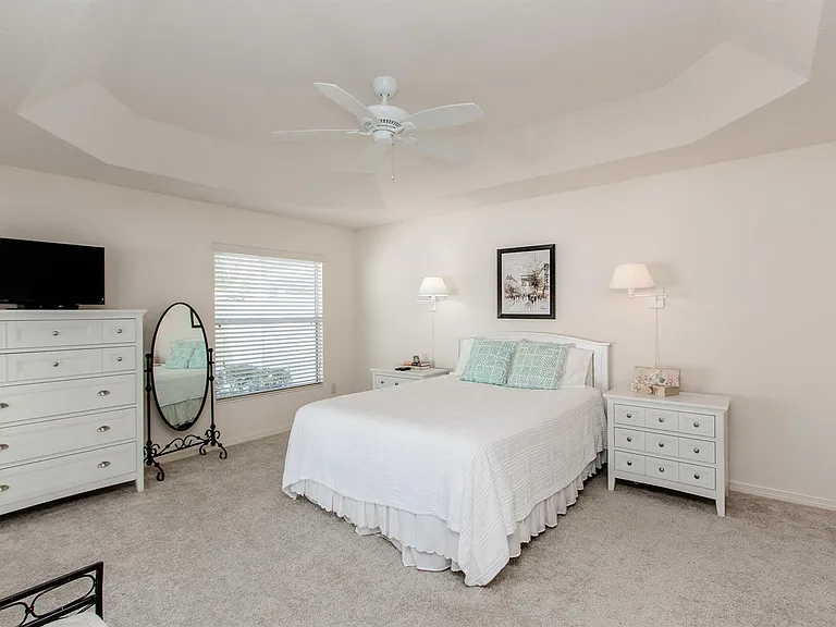 Master bedroom (queen bed)