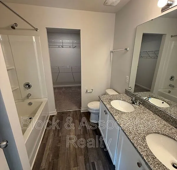 1492 Oriole Dr — Photo 8