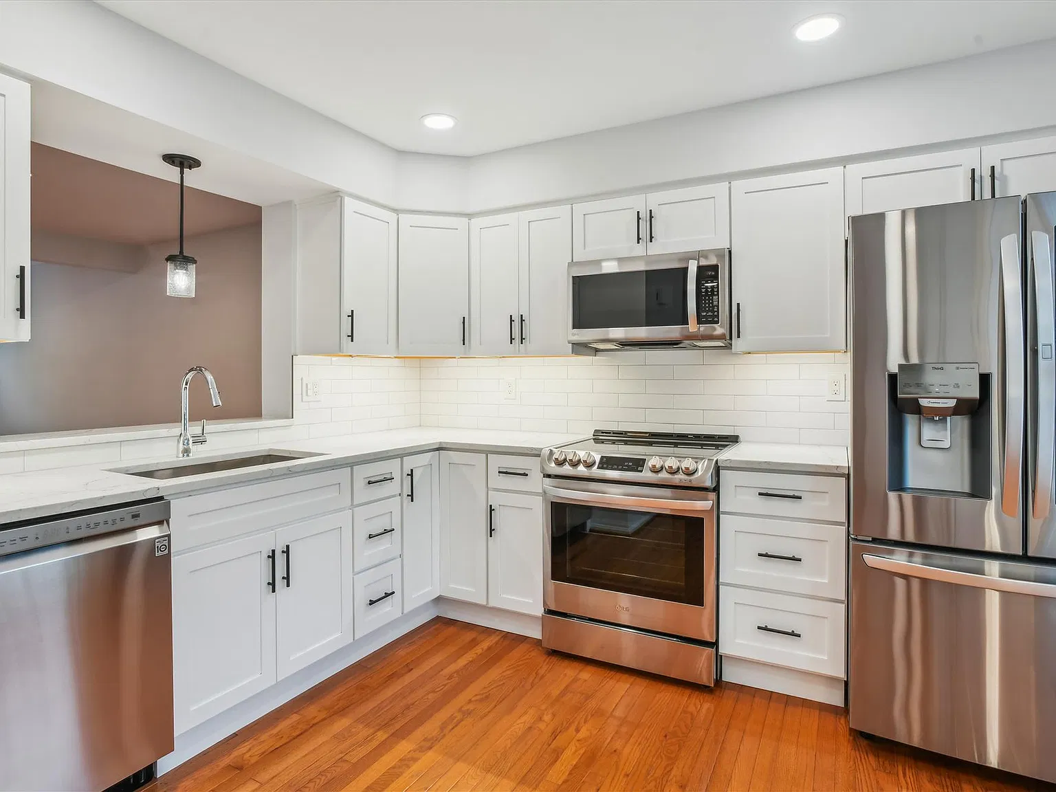 3 bed, 3.5 bath, 2050 sqft, $3,450 — Photo 4