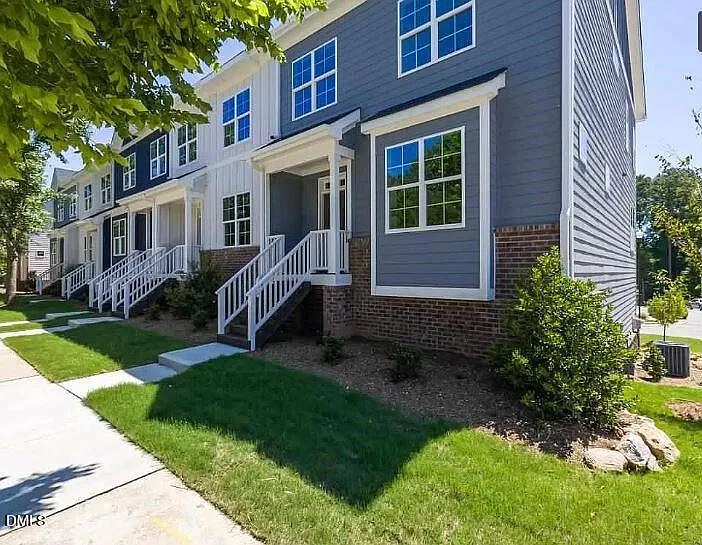 3 bed, 2.5 bath, 1800 sqft, $1,895 — Photo 2