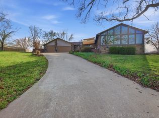 1504 Carey Dr, Grove, OK 74344