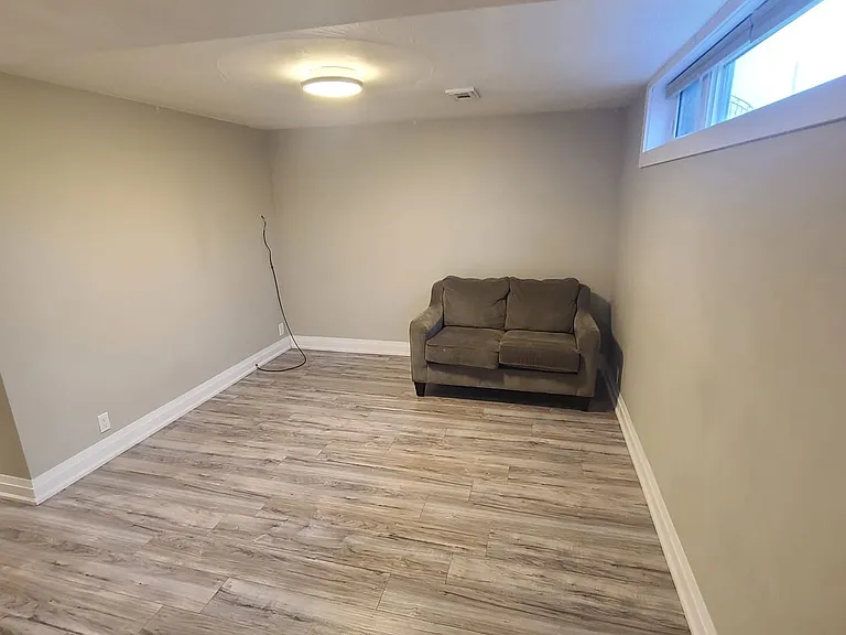 1176 Alexandra Ave #BASEMENT — Photo 6