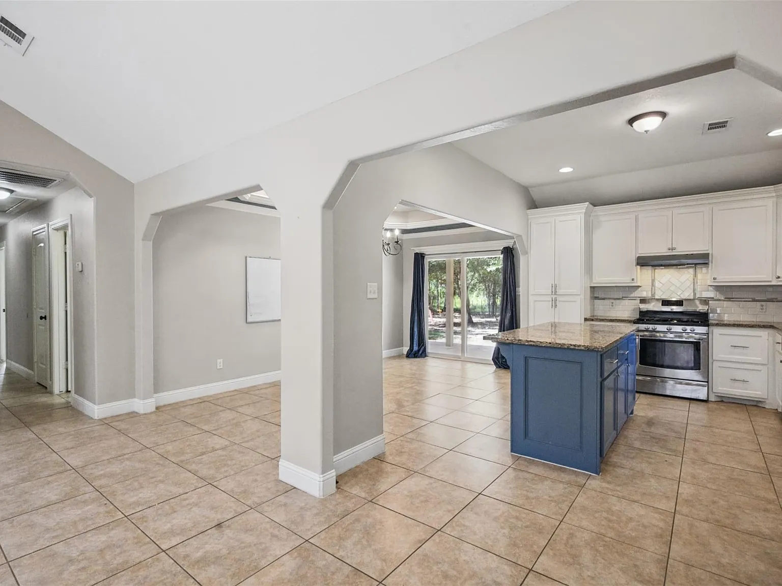 3 bed, 2.0 bath, 1617 sqft, $2,500 — Photo 4