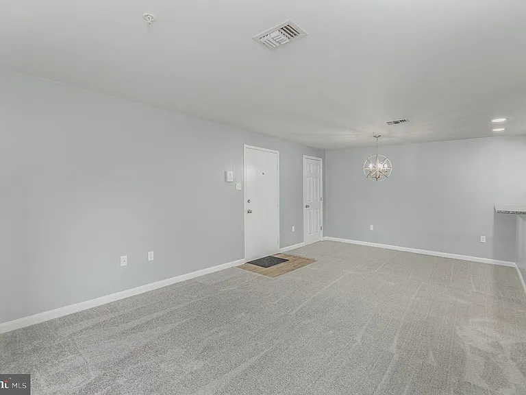 100 Grosvenor Ln #3 — Photo 5