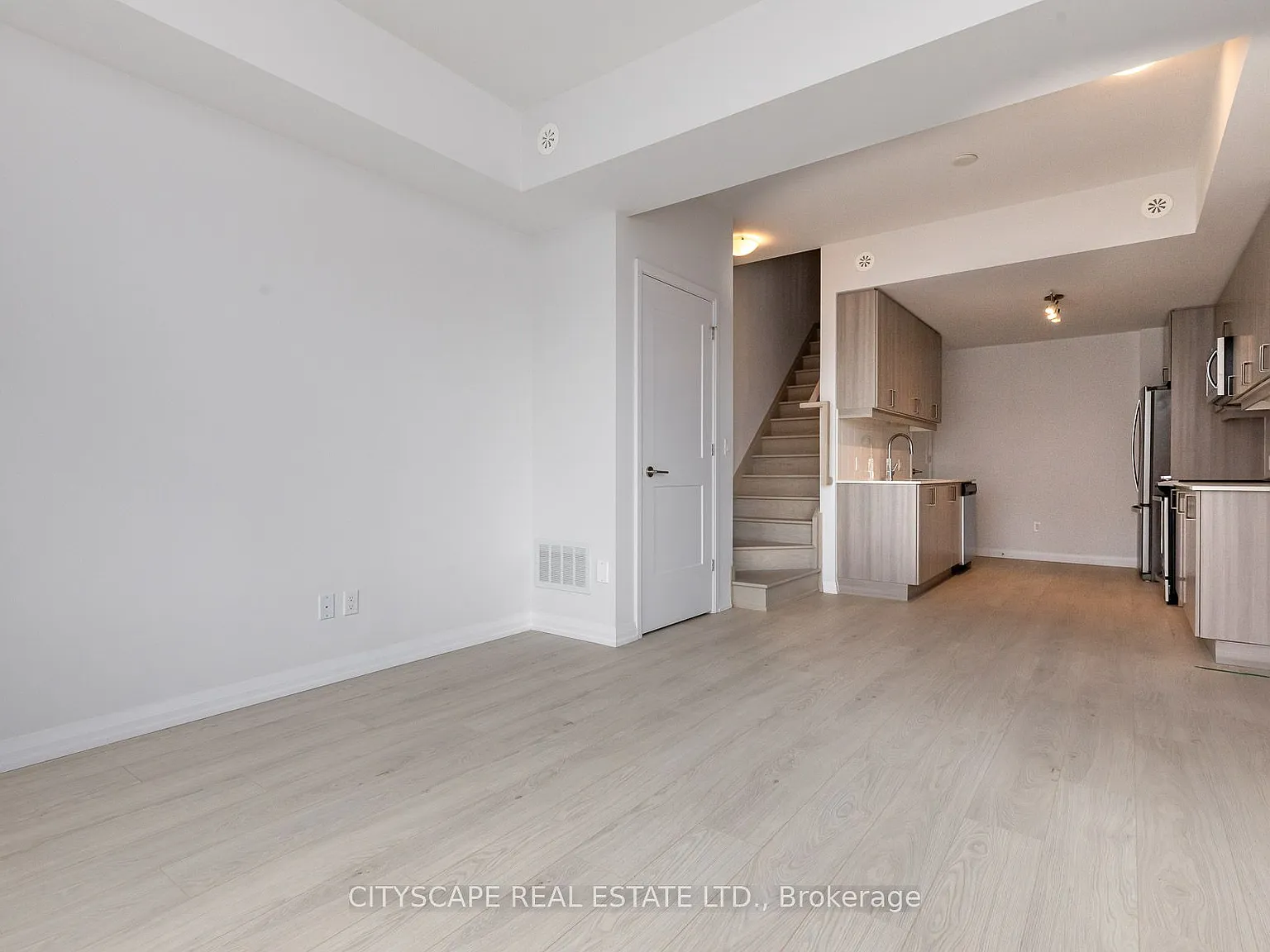 MET Condominiums — Photo 4