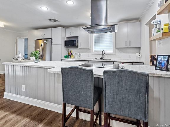 3rd image of 2404 Francis Dr