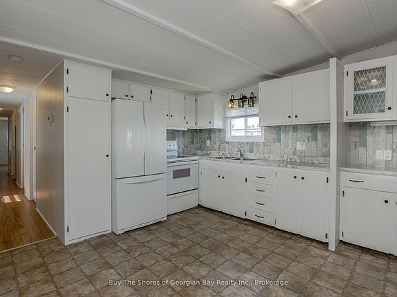 5th image of 10 Maple Ln