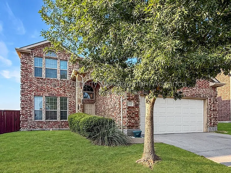 512 Winchester Dr — Photo 2